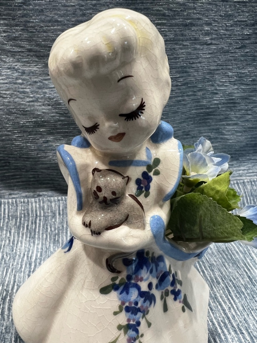 Delee Vintage Ceramic Pottery Girl Figurine Planter in Cream and Blue - Picture 5 of 6